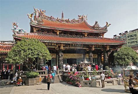  龍山公園、壮大な景色と歴史的な寺院が織りなす癒しの空間！