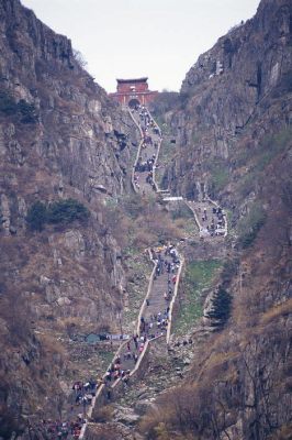   南充の石室山！古代文明と壮大な自然景観が織りなす神秘的な空間へ